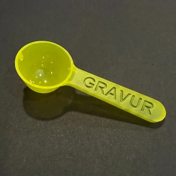 Messlöffel in Sonderfarbe Gelb mit eingeprägter Gravur im Griff