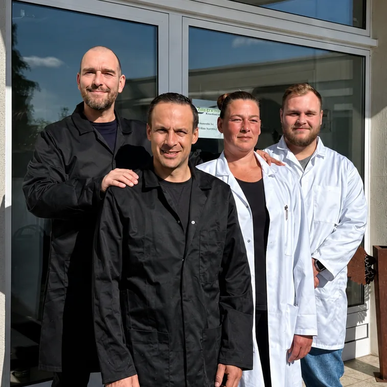 Das Team der Oestreich Kunststofftechnik vor dem Firmengebäude